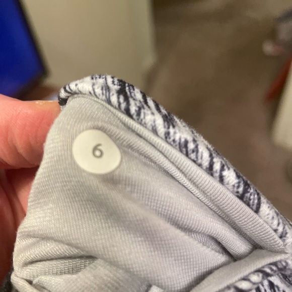 Lululemon crop leggings size 6 - Picture 3 of 4